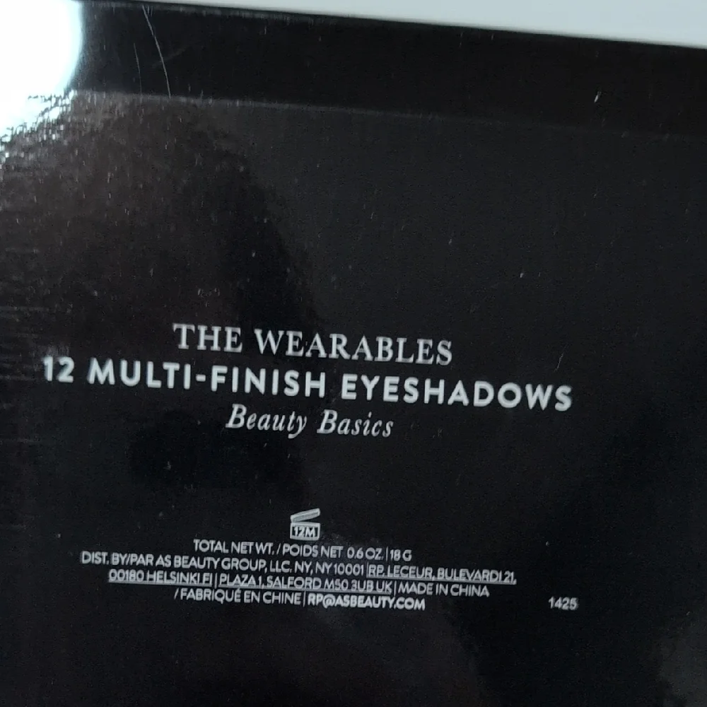 Laura Geller The Wearables Eyeshadow Palette - Beauty Basics 12 Eyeshadows